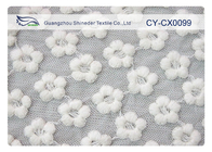 Witte Geborduurde het Kantstof van de bloemvorm voor Huwelijkskleding CY-CX0099