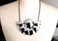 Aangepaste zwart-wit glazen blad Handgemaakte halsketting, handgemaakte kettingen voor vrouwen