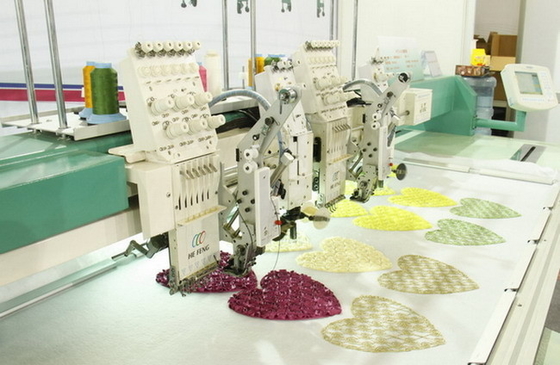 Kledingskleding Geautomatiseerde Vlakte die Borduurwerkmachines met Lovertjeapparaat rollen
