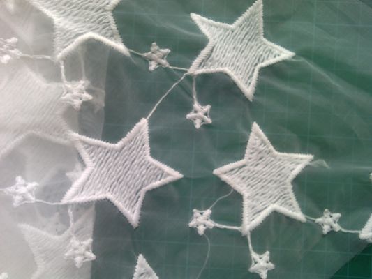 Geborduurde het Kantstof van Pentagramqmilch organza, de stof van het sterkant