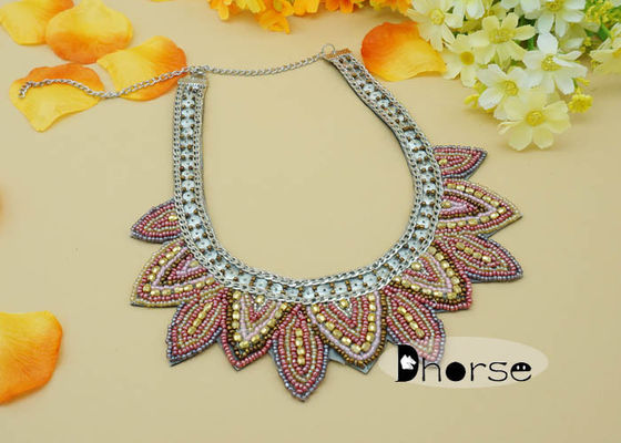 De decoratieve Halsband van de de Parelkraag van het Bergkristallenzaad, de Halsband van de Manierkraag