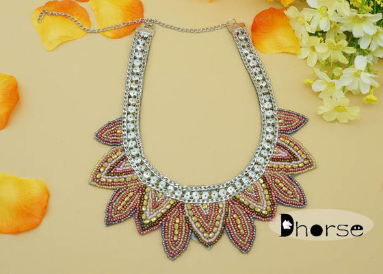 De decoratieve Halsband van de de Parelkraag van het Bergkristallenzaad, de Halsband van de Manierkraag