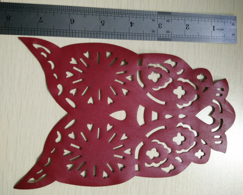 De rode Overdrachten van het Leeuw Hoofd Halve Ronde Bergkristal voor Kleren