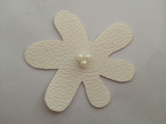 Het elastische Corsage van de Kledingstuk Witte Kunstbloem met Aangepaste 3D/Parels