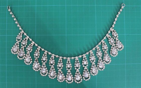 Zilveren en duidelijke de Legeringshalsband van het Vrouwen Met de hand gemaakte Bergkristal voor meisjeskleding