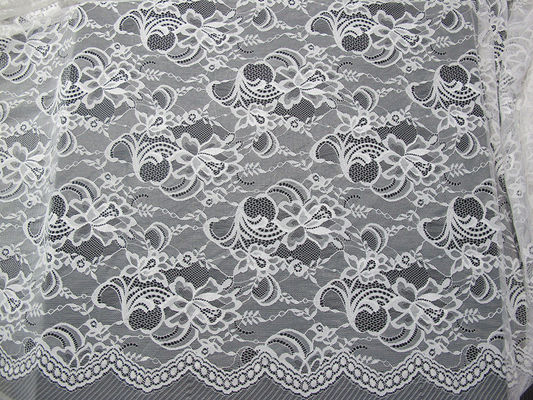 Witte Nylon Zwitserse Kantstof Bloemen Gebreid met Grenskant en Kammosselrand