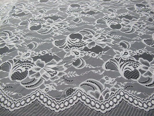 Witte Nylon Zwitserse Kantstof Bloemen Gebreid met Grenskant en Kammosselrand