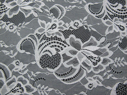 Witte Nylon Zwitserse Kantstof Bloemen Gebreid met Grenskant en Kammosselrand