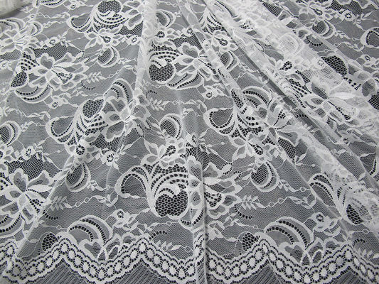 Witte Nylon Zwitserse Kantstof Bloemen Gebreid met Grenskant en Kammosselrand